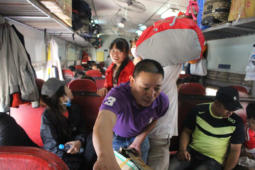 Kinh hoàng tàu tết: hành khách chen chúc, chui gầm ghế để ngủ